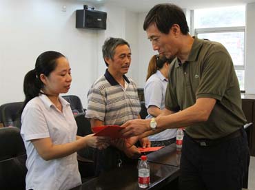 省總工會(huì)黨組書記、副主席陳震一行到順昌虹潤精密儀器有限公司慰問困難職工